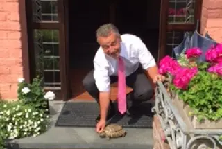 Herr Ginster begrüßt unseren neuen Mitarbeiter "Herr Schröder" aus der Nachbarschaft